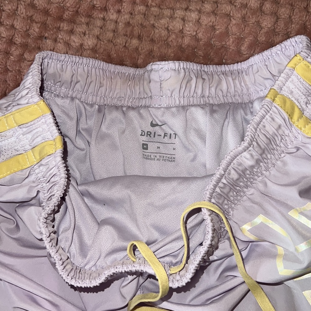 Nike Women’s Dry Tempo Shorts - Picture 2 of 3